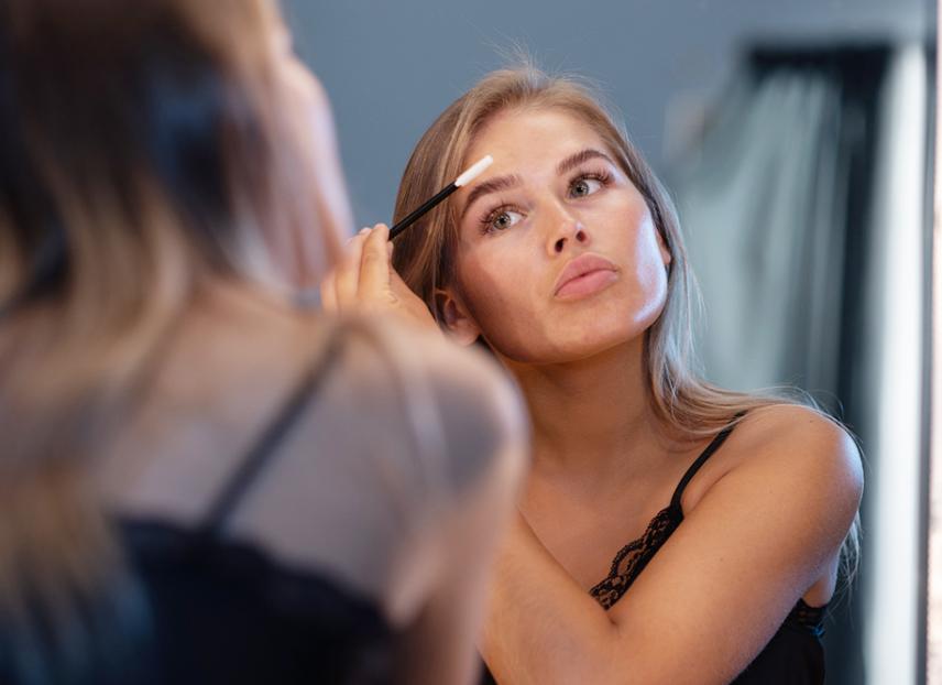 Paano maglagay ng brow mascara?
